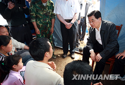 组图:胡锦涛抵达四川绵阳慰问灾民