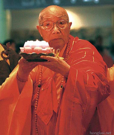 本焕长老手系黄丝带点燃莲花灯为遇难众生祈福