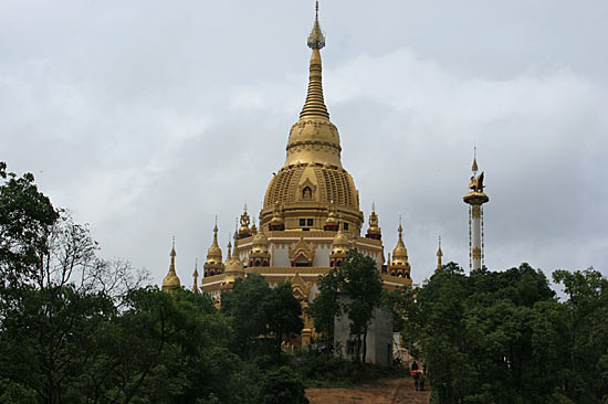 组图：勐焕大金塔成为德宏旅游一大亮点