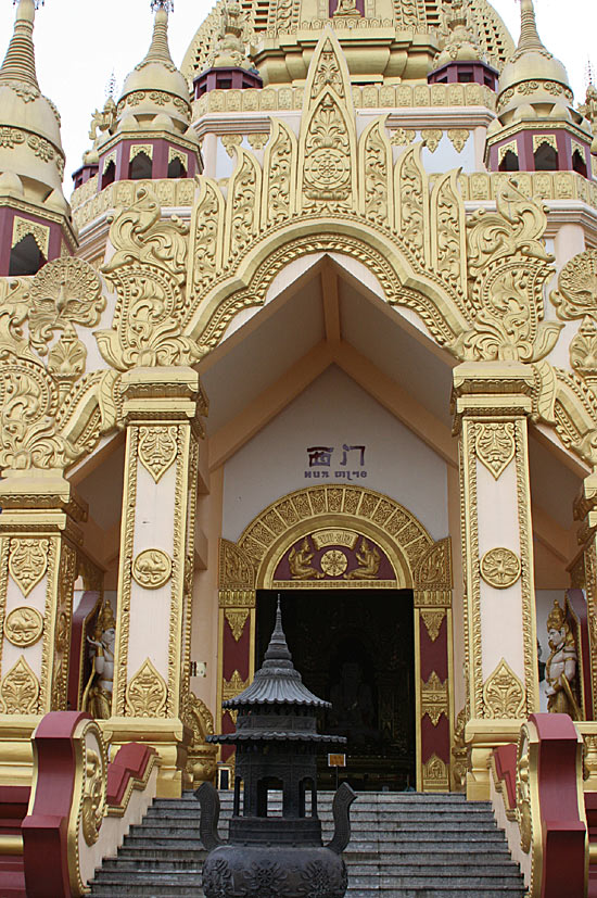 组图:勐焕大金塔成为德宏旅游一大亮点