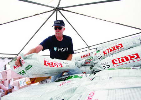 四川民间组织救助灾区动物