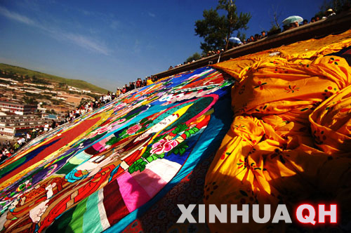 塔尔寺举行盛大晒佛仪式