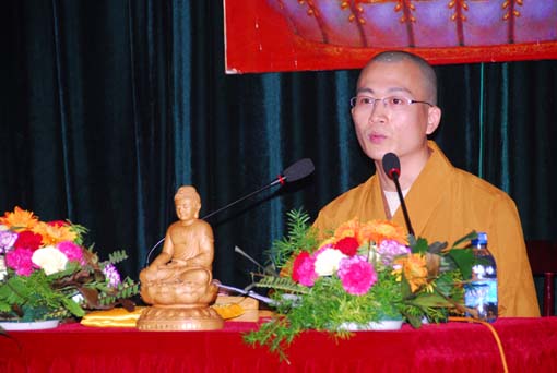 《三皈五戒八关斋戒大意》讲座演悟法师解答提问提问认真听讲讲座现场