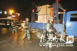 武警战士荷抢护卫