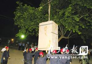 铁函最后一吊越过了高压线。 