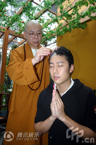 杭州,陈慧琳弟弟,香港演员陈司翰在杭州灵顺寺剃度出家