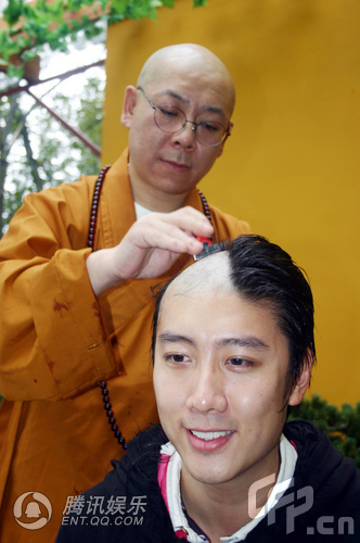 香港演员陈司翰在杭州灵顺寺剃度