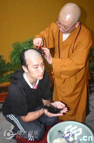 香港演员陈司翰在杭州灵顺寺剃度