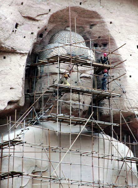 11月13日,在炳灵寺石窟唐代大佛进行维修前,工人搭建脚手架。 近日,受炳灵寺文物保护研究所委托,中国文化遗产研究院专家已开始对甘肃省炳灵寺石窟171龛唐代弥勒大佛进行前期病害调查与勘查工作,并将对大佛进行本体保护和维修。炳灵寺石窟171龛弥勒大佛高27米,始建于唐代,因风雨侵蚀和人为破坏,整体结构与材料表面均出现不同程度的损坏。 新华社发(史有东 摄)