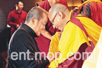 曾志伟率群星为佛门筹善款刘嘉玲诚心祈福