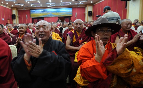 2月17日，中国佛协西藏分会举行第九届第一次理事会议，选举产生了理事、常务理事、秘书长、正副会长和名誉会长。 新华社记者觉果摄