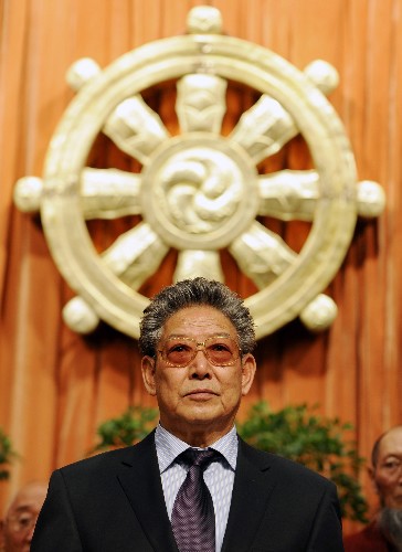 新当选的中国佛教协会西藏分会名誉会长帕巴拉·格列朗杰（2月16日摄）。帕巴拉·格列朗杰现任十一届全国政协副主席、西藏自治区政协主席、西藏昌都强巴林寺第十一世帕巴拉呼图克图（活佛）。 2月17日，中国佛协西藏分会举行第九届第一次理事会议，选举产生了理事、常务理事、秘书长、正副会长和名誉会长。 新华社记者觉果摄