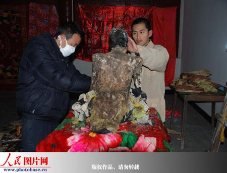 装金人员对肉身进行技术处理。