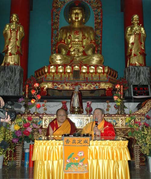 本英法师向信众介绍夏坝仁波切