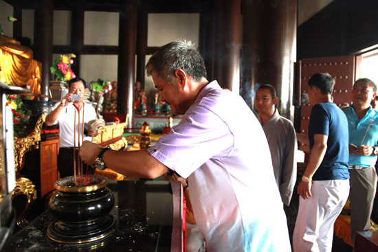 赵本山一行到三亚南山寺上香礼佛虔诚膜拜