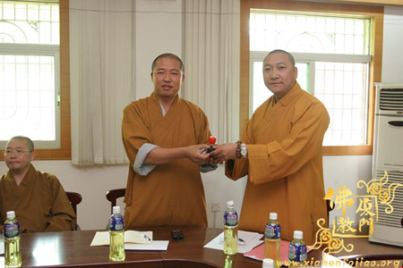 净心法师向仁慈法师移交梵天寺公章会议现场2009年4月30日上午10时