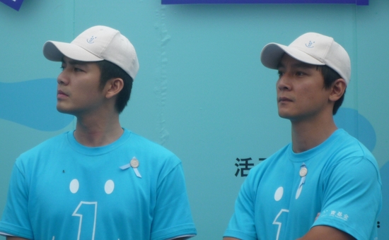 吴彦祖、钟汉良凝神望向远方