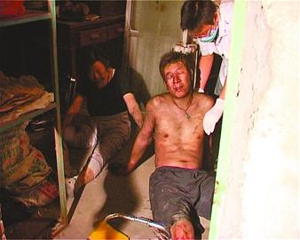 儿子抱7旬母亲火海跳楼逃生自己受伤母亲无恙