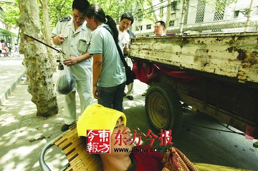 城管执法时发现瓜农发烧主动帮其卖瓜(图)