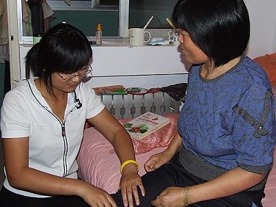 90后女生带病母读大学8岁即挑起家庭重担(图)