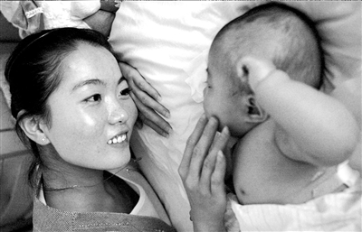 未婚女护士收养重残弃婴带其求医(图)