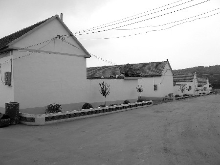 老人创业致富后花1000万为村民盖房(图)