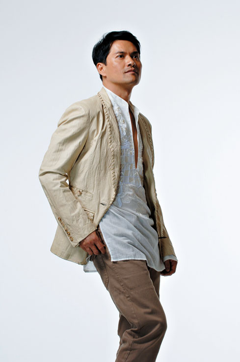 吕良伟为慈善登台一曲高歌筹得最高善款