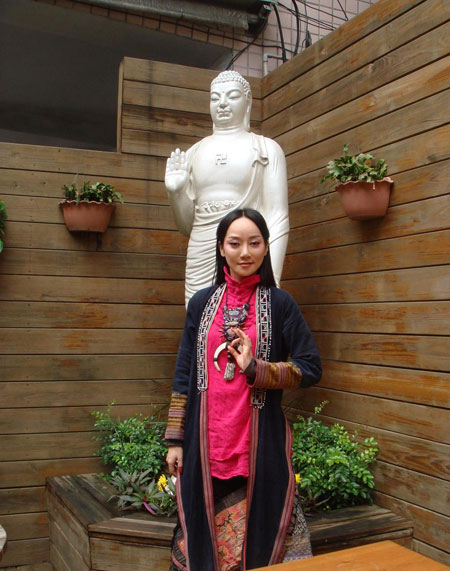 萨顶顶在台湾佛室