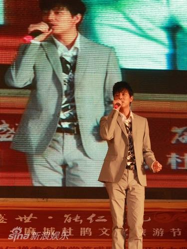 陈晓东出席杜鹃文化节为禅寺落成献佛歌(图)