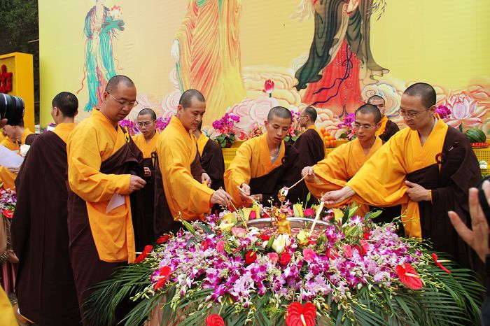 北京龙泉寺隆重举行浴佛法会 北京龙泉寺隆重举行浴佛法会