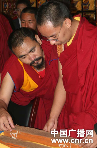 十一世班禅参观西藏高校激励学子立志成才