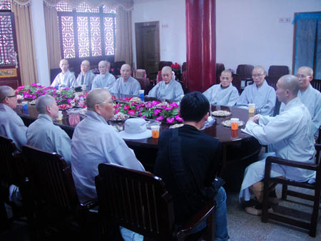 受到了三祖寺知客僧宏铭法师的热情接待