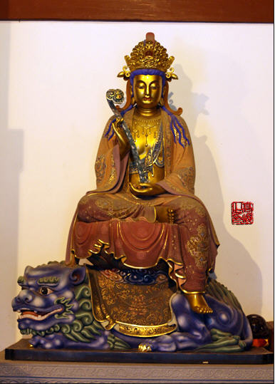 左右两壁塑有华藏世界海诸大菩萨像,即东方观察胜法莲华幢菩萨,南方