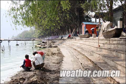 大旱导致滇池水位下降明显，本应淹在湖水之下的沙滩裸露在日光下。