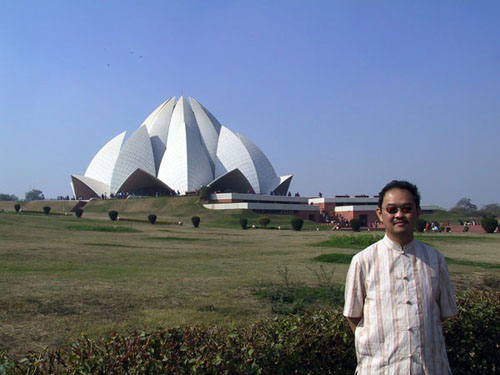 作者在新德里“莲花宫”灵曦堂前留影