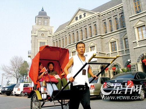 一辆人力车在通过天津“官银号”，仿佛把人带进19世纪