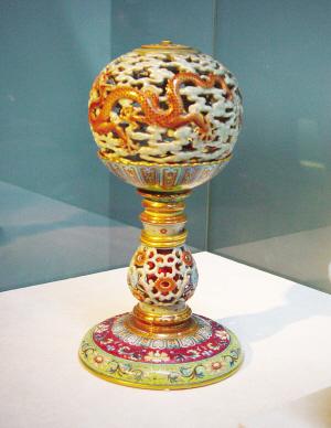 台北故宫不是古迹,却因藏有中国历代稀世珍宝,顶级精品文物而声名远扬