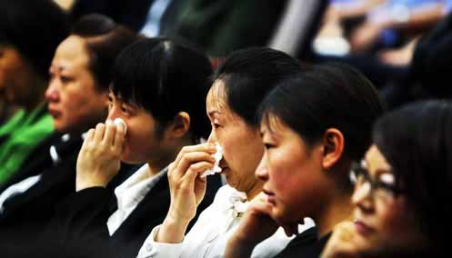 警示教育会现场上,不少市民听得热泪盈眶