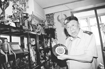 文汇报:阎肃不老的歌