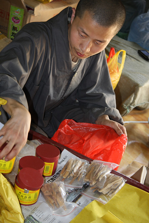 实拍金刚大士弥光老和尚肉身装缸全过程