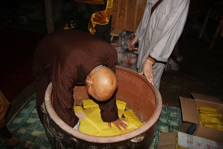 实拍金刚大士弥光老和尚肉身装缸全过程