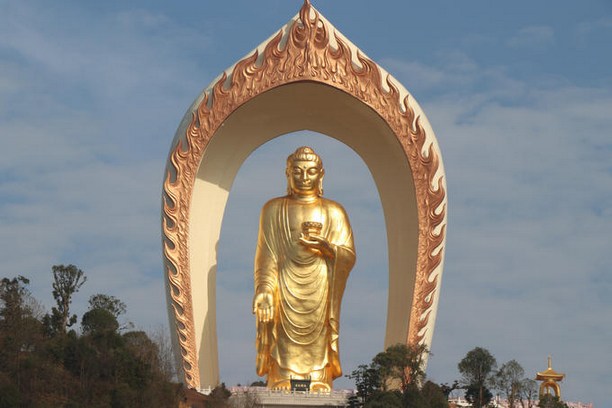 飘云衣于八极,泛香风以穷年