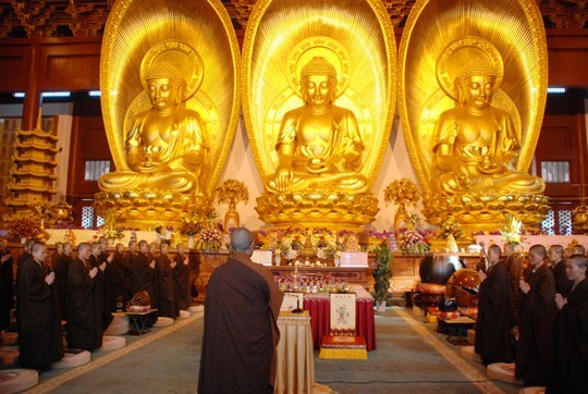 俗虑恼人无止境,不如时与世尊交