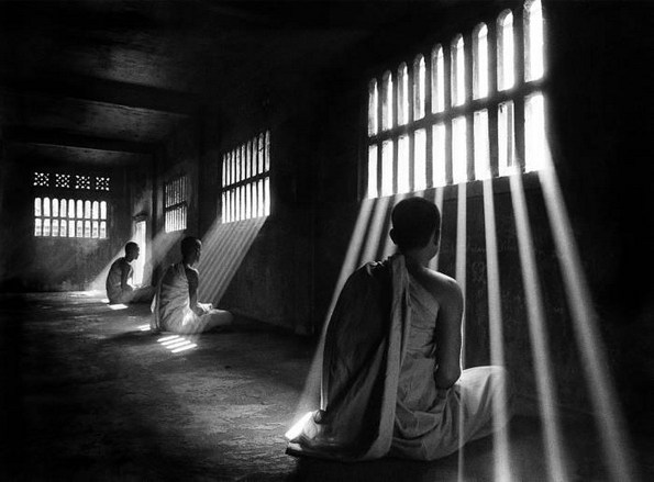 佛见众生临终倒乱之苦，特为保任此事