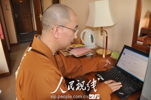 学诚法师:佛教的发展与国家的命脉息息相关 全国政协常委、中国佛教协会副会长兼秘书长 、福建省佛教协会会长学诚法师在委员驻地上网。